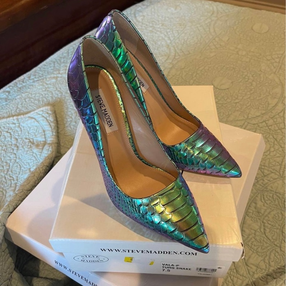 Steve Madden Size 7.5 Turquoise Snake Heels